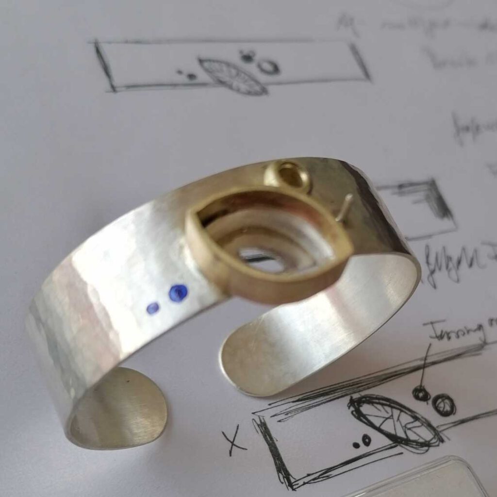 Kundenauftrag - Geschmiedeter Armreif in Silber, für den Fasser die Brillanten angezeichnet, die Steine und Perle noch nicht gefasst